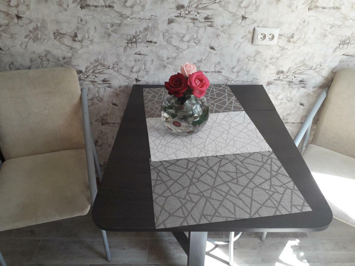 Apartment 30 M2 On Sergei Esenin 11 Harkov Kültér fotó