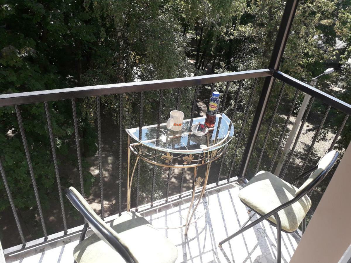 Apartment 30 M2 On Sergei Esenin 11 Harkov Kültér fotó